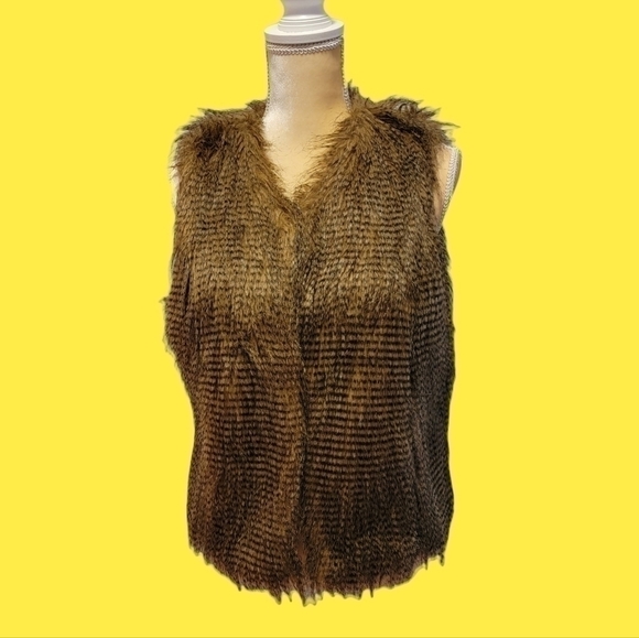 NEW York Yoki Lrg Outerwear Coll. Faux Fur Vest Runway T18 - Picture 1 of 8